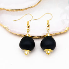 Load image into Gallery viewer, Recycled Glass Swing earring - Black