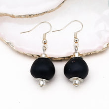Load image into Gallery viewer, Recycled Glass Swing earring - Black
