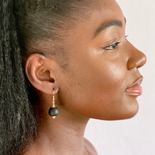 Load image into Gallery viewer, Recycled Glass Swing earring - Black
