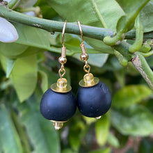 Load image into Gallery viewer, Recycled Glass Swing earring - Black
